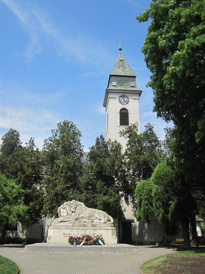 Martinskirche und 'Löwe von Aspern' von Anton Dominik Fernkorn