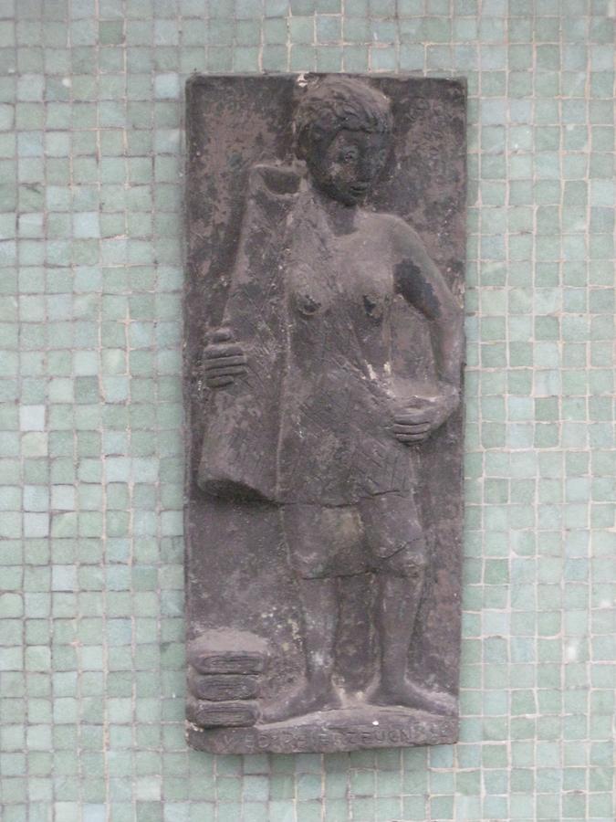 Bronzerelief 'Webererzeugnisse' von Oskar Bottoli 1966