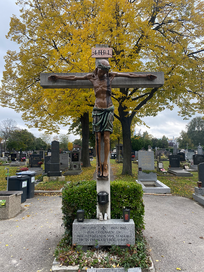 Friedhof Stadlau - Heimkehrerkreuz von Josef F. Riedl