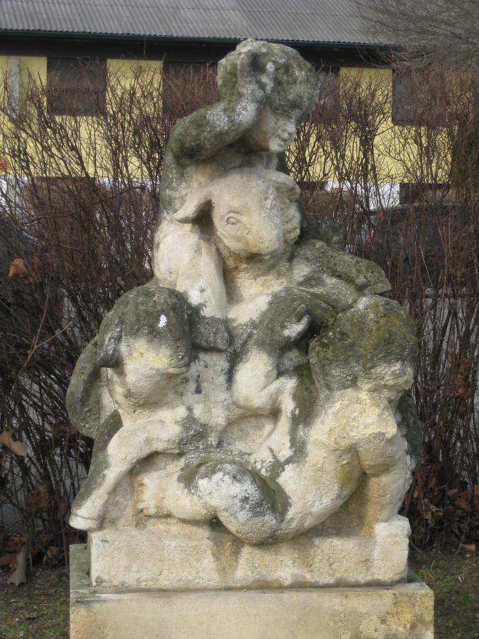 Skulptur 'Kinder mit Schafen'