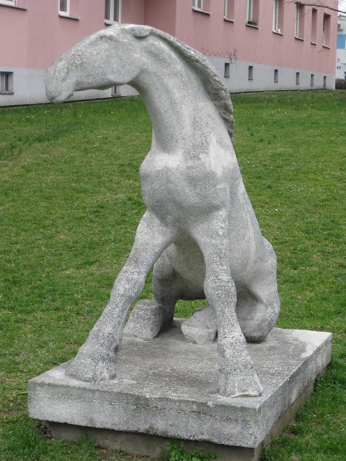 Kunststeinplastik 'Pferd' von Gabriele Waldert 1961