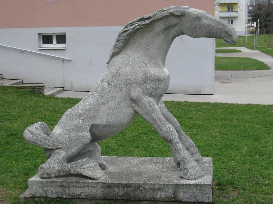Kunststeinplastik 'Pferd' von Gabriele Waldert 1961