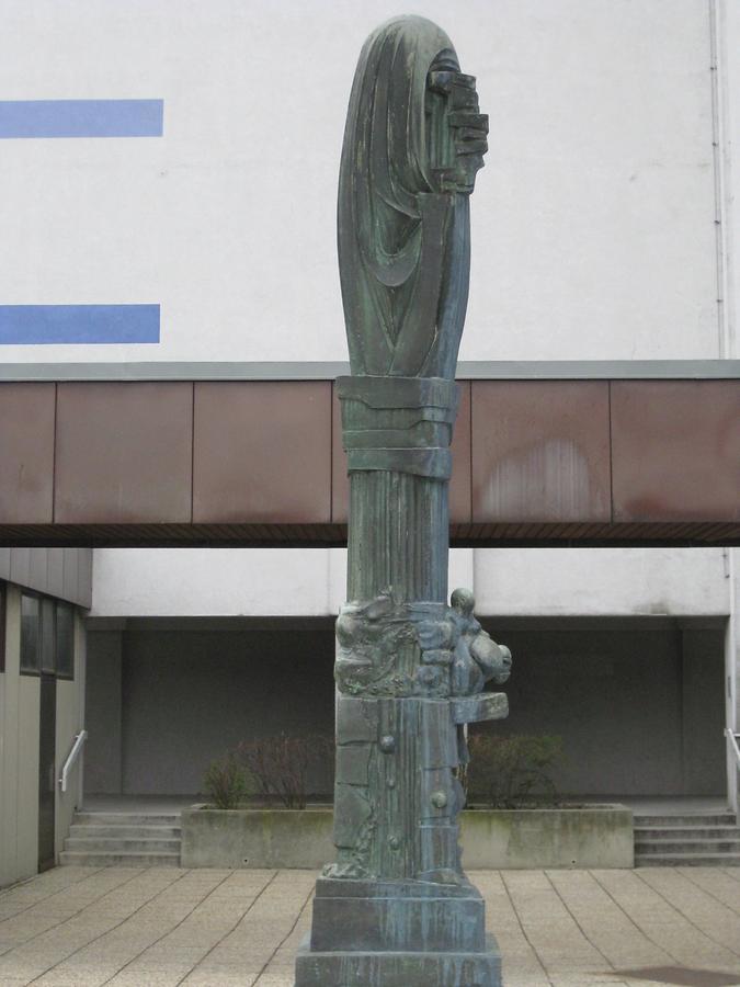 Bronzeplastik 'Trauer der Ruinen' von Wander Bertoni 1975