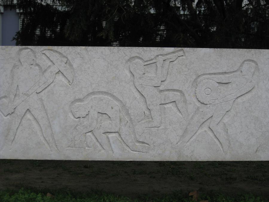 Steinrelief 'Unterrichtsfächer' (links) von Robert Ullmann 1966