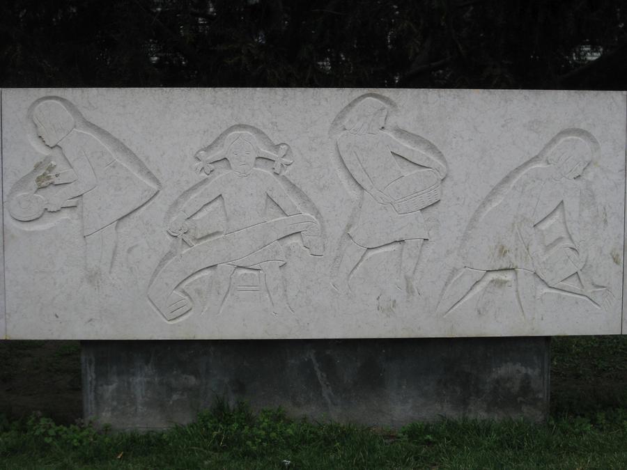 Steinrelief 'Unterrichtsfächer' (in der Mitte) von Robert Ullmann 1966