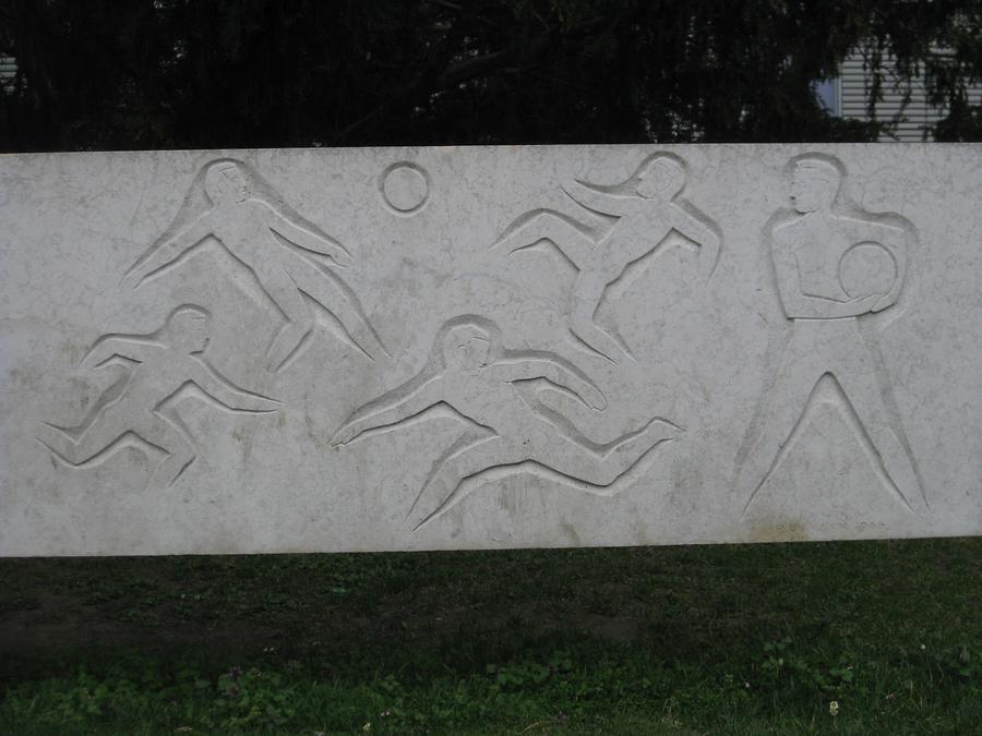 Steinrelief 'Unterrichtsfächer' (rechts) von Robert Ullmann 1966