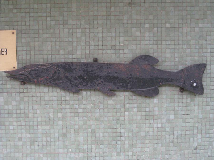 Eisenbandplatte 'Hecht' von Hans Fabigan 1964 22. Bezirk Bilder im