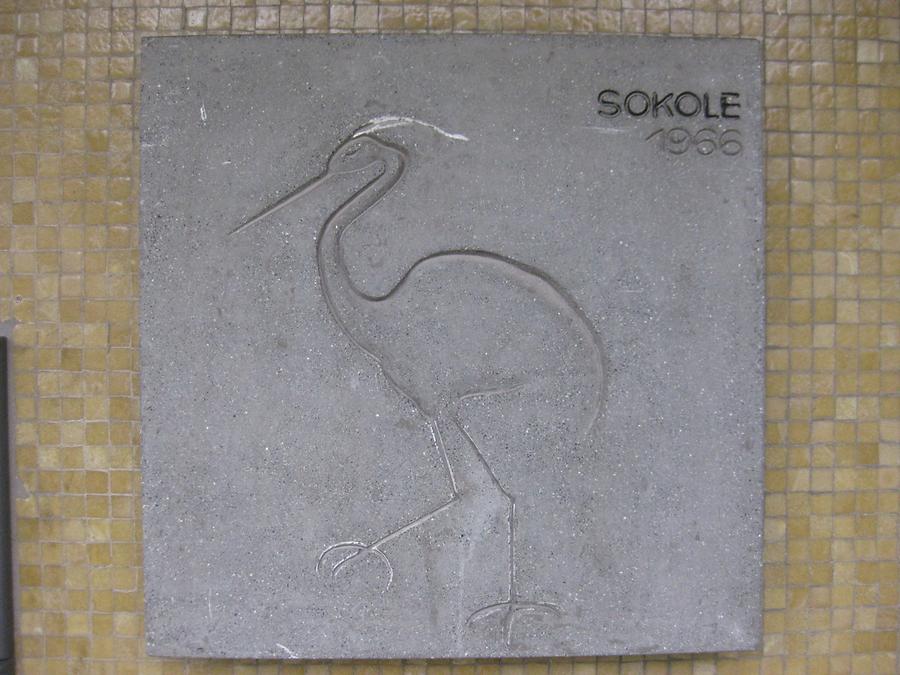 Kunststeinrelief 'Reiher' von Josefine Sokole 1964