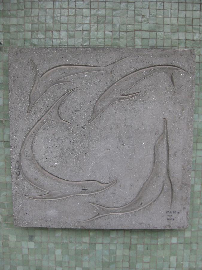 Kunststeinrelief 'Delfine' von Josefine Sokole 1964