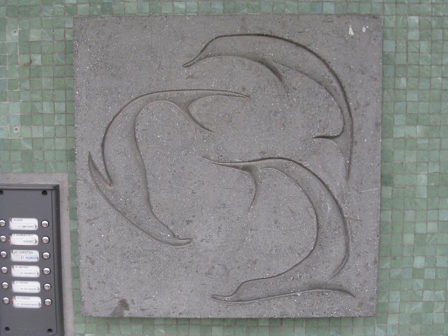 Kunststeinrelief 'Delfine' von Josefine Sokole 1964