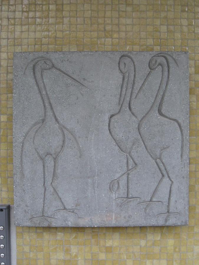 Kunststeinrelief 'Reiher' von Josefine Sokole 1964