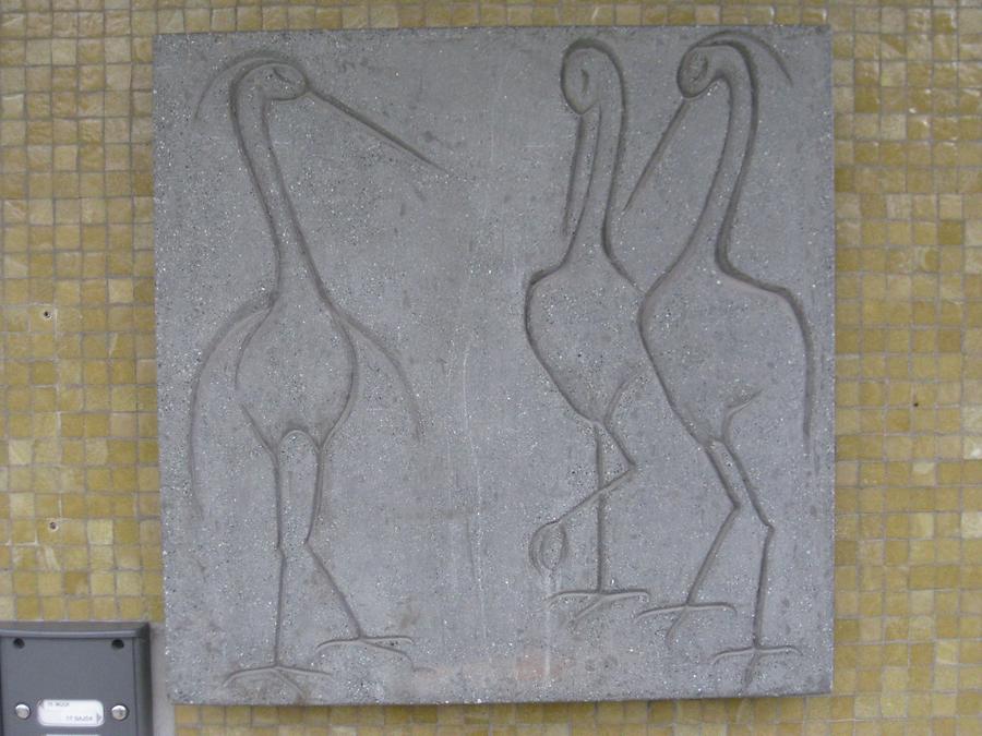 Kunststeinrelief 'Reiher' von Josefine Sokole 1964