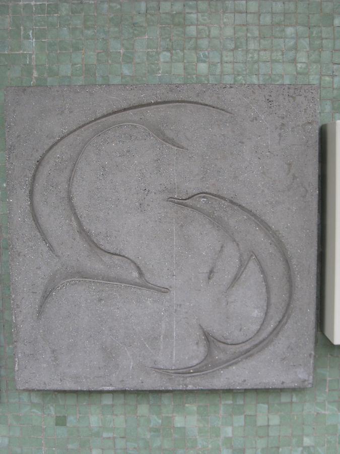 Kunststeinrelief 'Delfine' von Josefine Sokole 1964