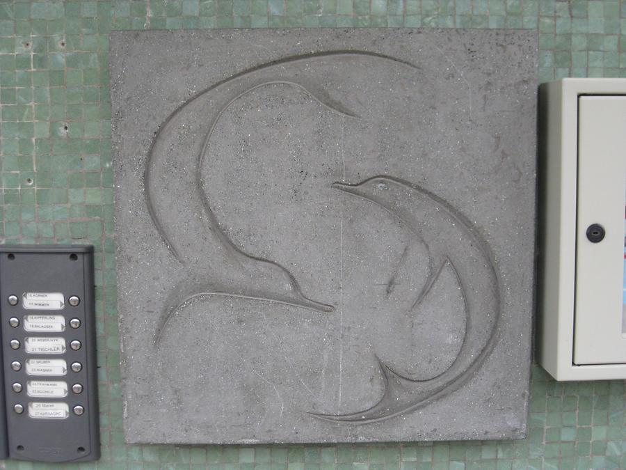 Kunststeinrelief 'Delfine' von Josefine Sokole 1964