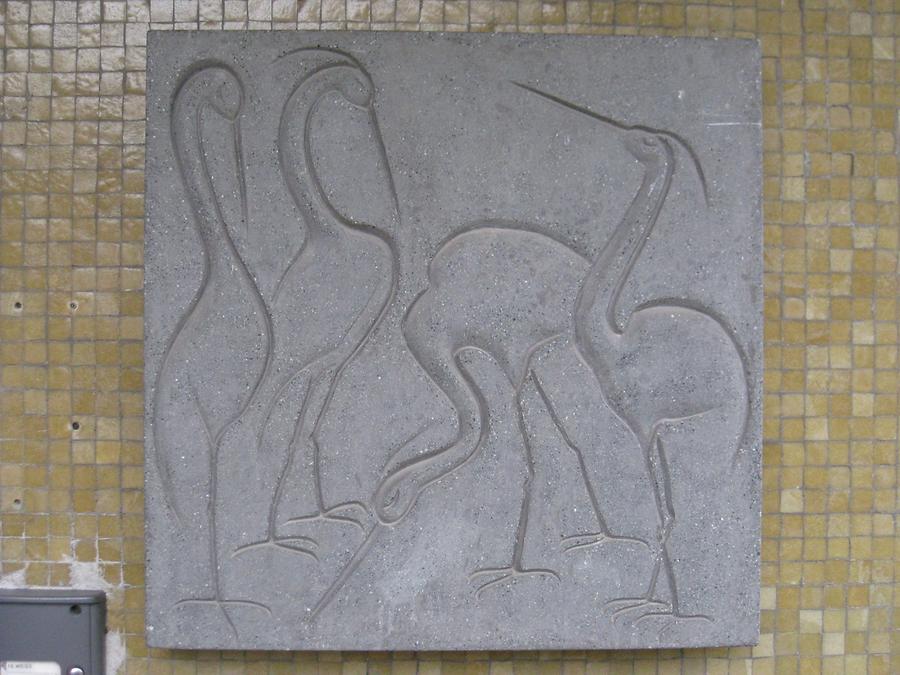 Kunststeinrelief 'Reiher' von Josefine Sokole 1964