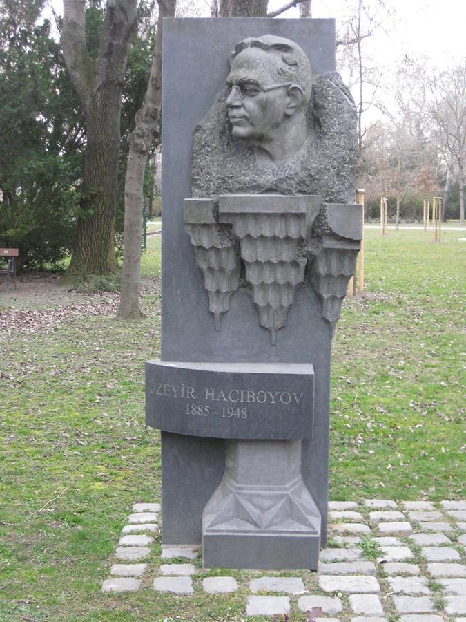 Üzeyir Hacibeyov Denkmal