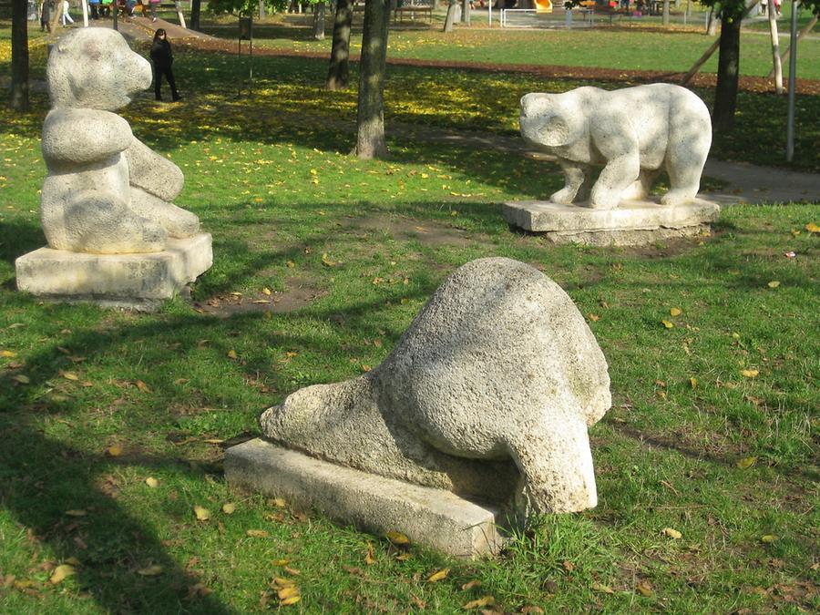 Steinplastik 'Jungbären' von Josef Hladik 1983