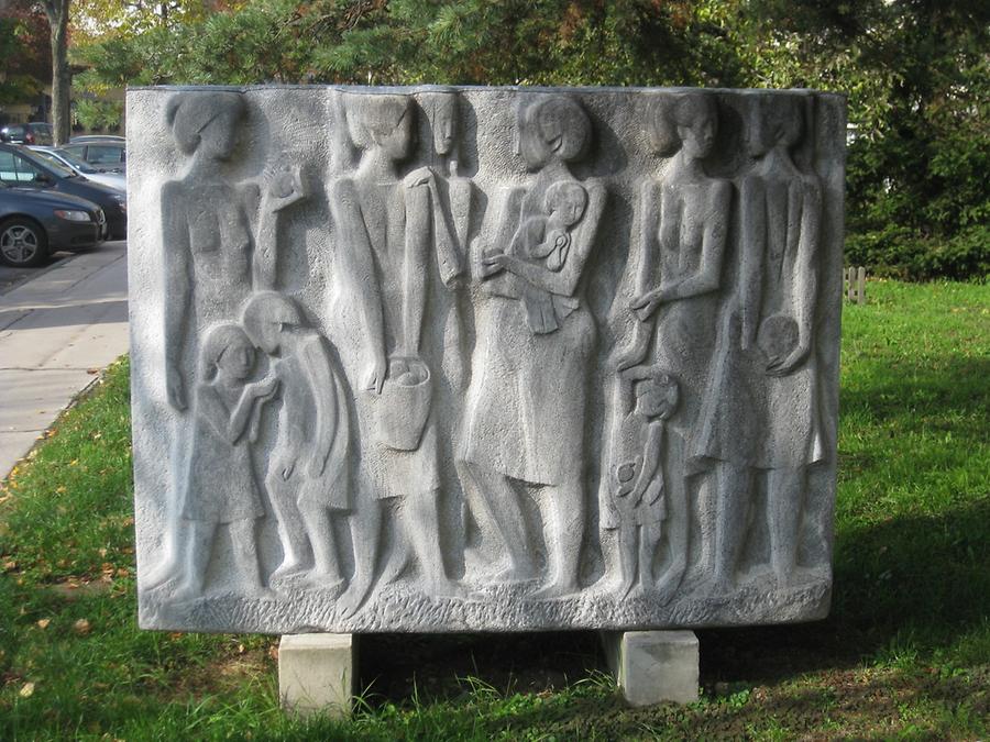 Steintafel mit (westseitigem) Relief 'Mütter mit Kindern' 1965