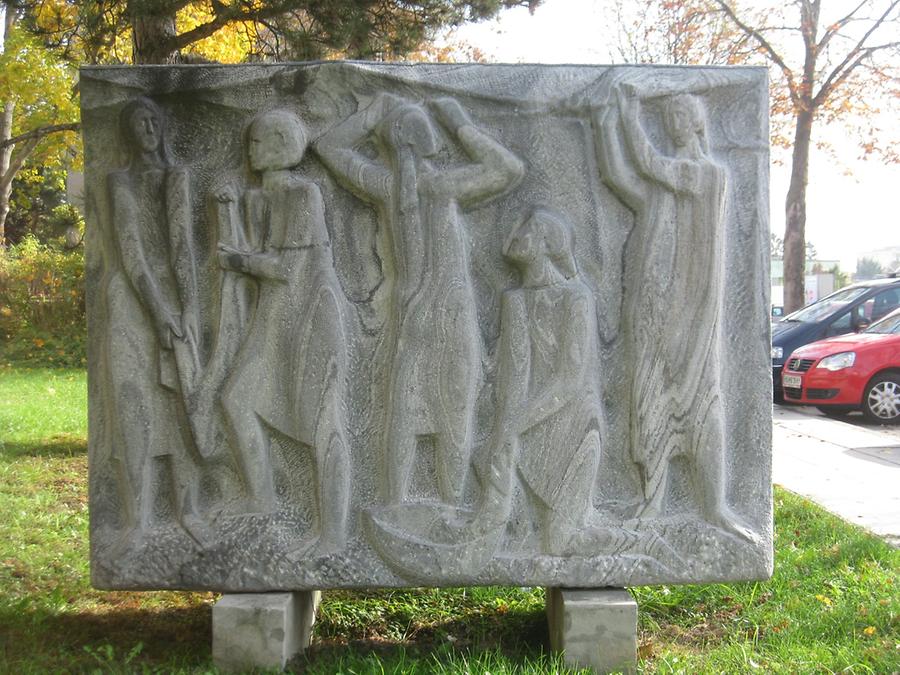 Steintafel mit (ostseitigem) Relief 'Wäscherinnen' 1965