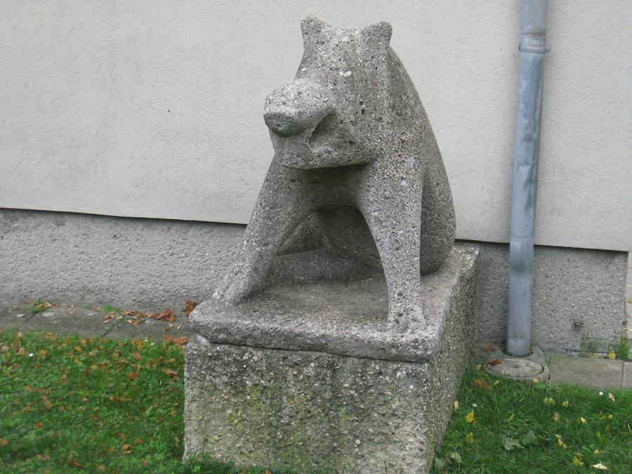 Natursteinplastik 'Eber' (links) von Hubert Fiala 1957