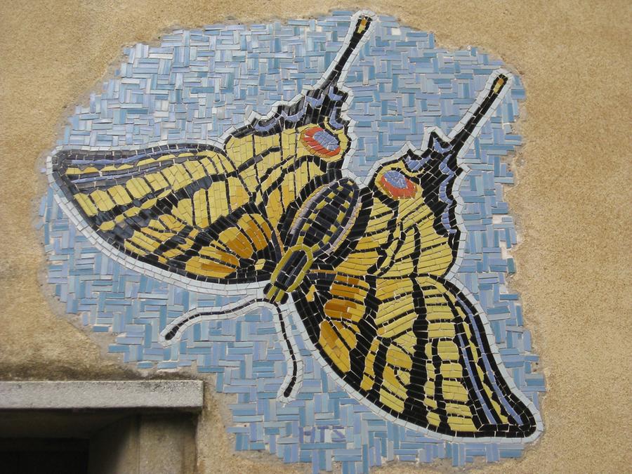 Hauszeichen-Mosaik mit Schmetterlingsmotiv 1950