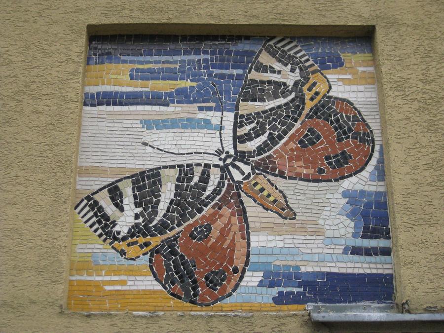 Hauszeichen-Mosaik mit Schmetterlingsmotiv 1950