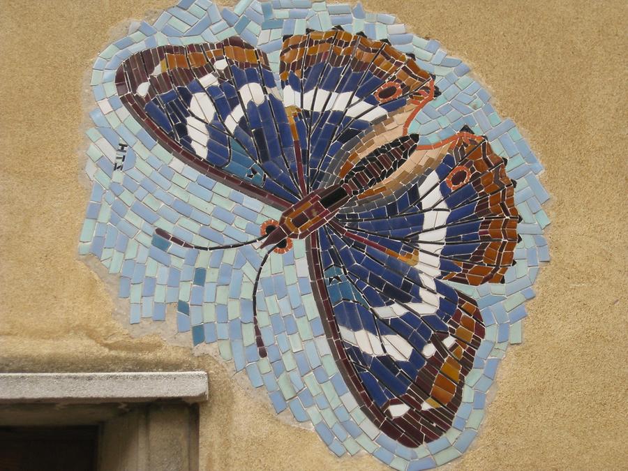 Hauszeichen-Mosaik mit Schmetterlingsmotiv von Herbert Toni Schimek 1950