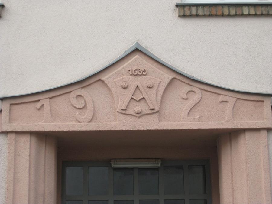 Supraporte 'Wappen der Gemeinde Atzgersdorf' 1927