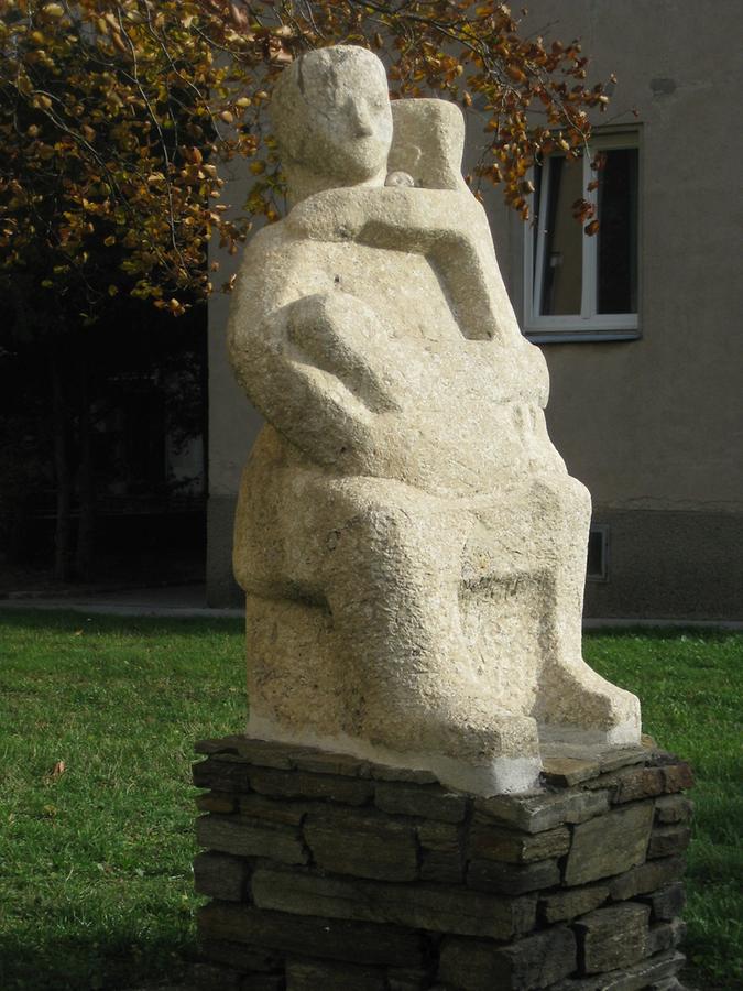 Skulptur 'Mutter mit Kind' von Hilde Uray 1958