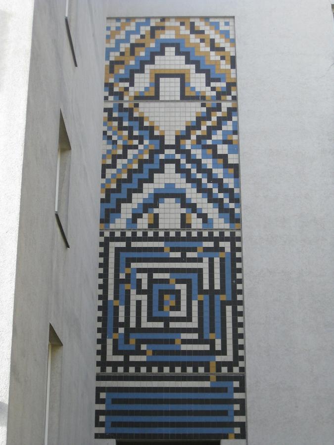Fassadenmosaik 'Ornamentale Komposition' von Florentina Pakosta 1967