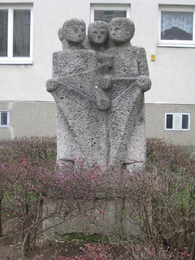 Steinplastik 'Färbergruppe' von Rudolf Schwaiger 1966