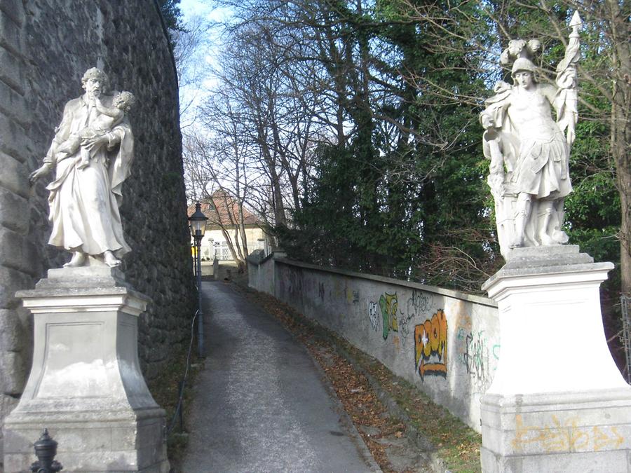 Aufgang Bergkirche Rodaun mit Hl. Josef und Hl. Florian