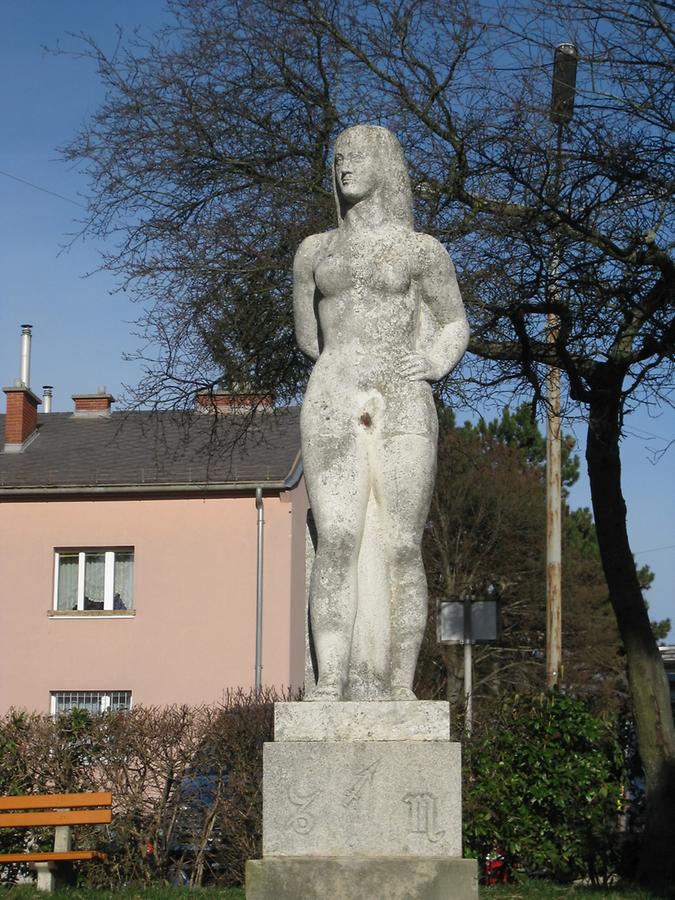 Natursteinplastik 'Sonne' mit Tierkreiszeichen am Sockel von Franz X. Hauser 1970