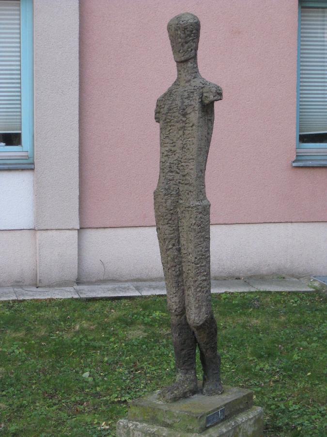 'Schreitende menschliche Figur' von Josefine Sokole 1987