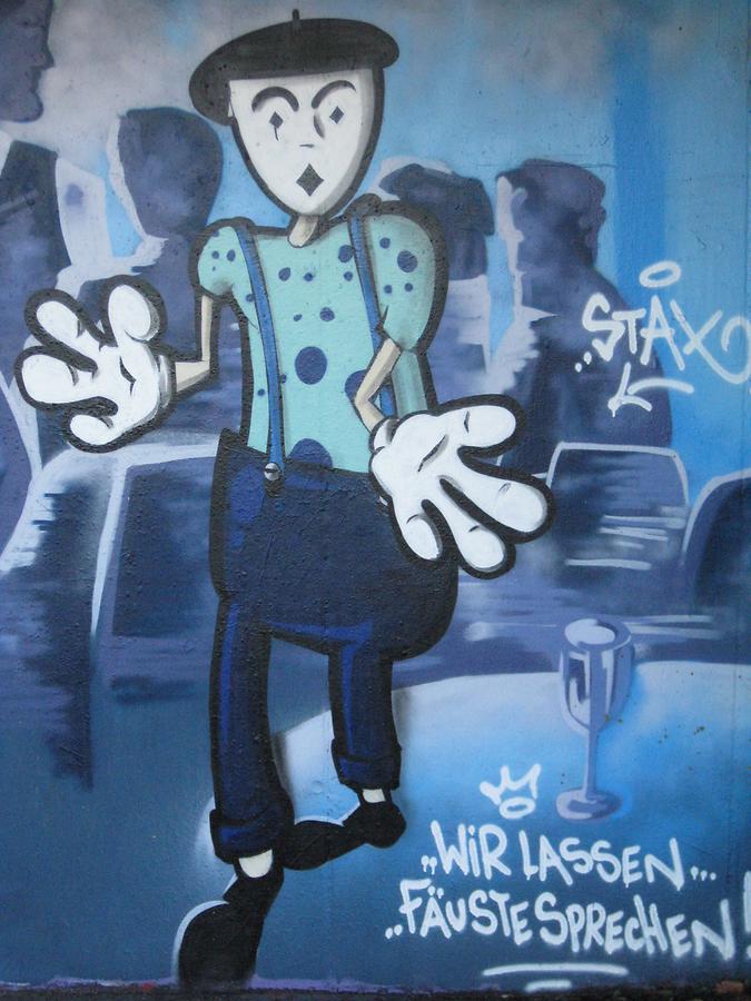 Graffito 'Wir lassen die Fäuste sprechen' - Franz Josefs-Kai - Donaukanalradweg, 1010 Wien