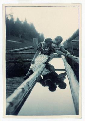 Zwei Frauen in Tracht, © IMAGNO/Skrein Photo Collection