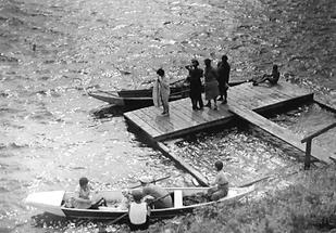 Leute auf einem Badesteg an der Alten Donau in Wien