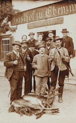 Gruppe von Jägern mit erlegter Hirschkuh, © IMAGNO/Austrian Archives