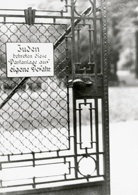 Parktor mit antisemitischen Hinweisen, © IMAGNO/Austrian Archives