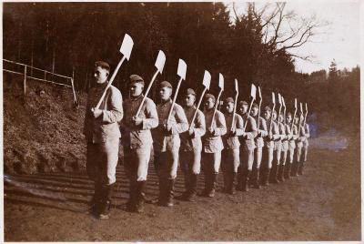 Männer in Uniform mit geschulterten Schaufeln, © IMAGNO/Skrein Photo Collection