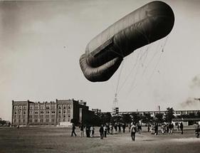 Fesselballon vor dem Wiener Arsenal