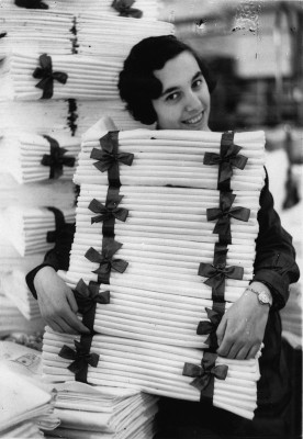 Junge Frau mit zusammengeschnürten weissen Tüchern, © IMAGNO/Austrian Archives (S)
