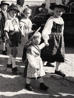 Kinder bei einem Hochzeitsfestzug, © IMAGNO/Franz Hubmann