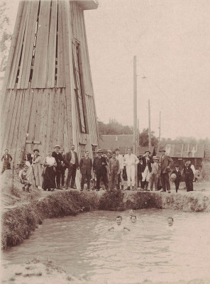 Badende im Freibadeteich der Schwefeltherme Schallerbach, © IMAGNO/Austrian Archives