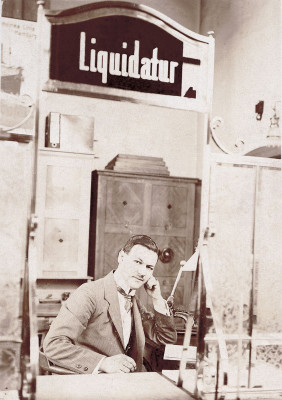 Bankbeamter an einem Auszahlungsschalter, © IMAGNO/Austrian Archives