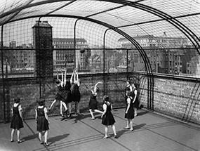 Mädchen beim Basketballspielen