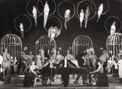 Die Szene Im Perroquet aus der Revue Alles aus Liebe, © IMAGNO/Österreichisches Theatermuseum