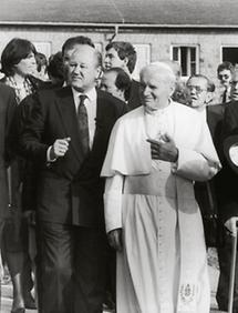 Blecha und Papst Johannes Paul II. im KZ Mauthausen