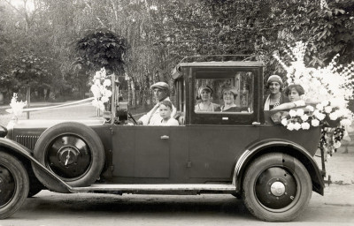 Geschmücktes Auto, © IMAGNO/Austrian Archives