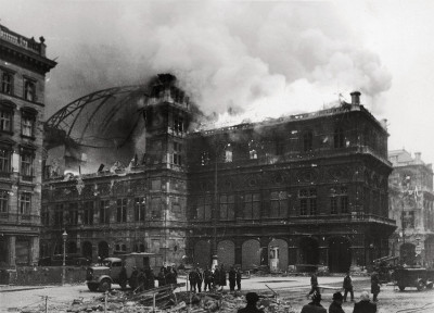 Brand der Wiener Staatsoper 1945, © IMAGNO/Austrian Archives